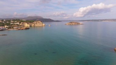 Hava aracı görüntüsü. Yazın Girit, Yunanistan 'da ünlü plaj manzarası. Libya denizinde nehir ve palmiye ağaçları olan ünlü bir sahil. Tropikal ada, Panoramik manzara Girit adasının en güzel plajları