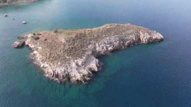 Hava aracı görüntüsü. Yazın Girit, Yunanistan 'da ünlü plaj manzarası. Libya denizinde nehir ve palmiye ağaçları olan ünlü bir sahil. Tropikal ada, Panoramik manzara Girit adasının en güzel plajları