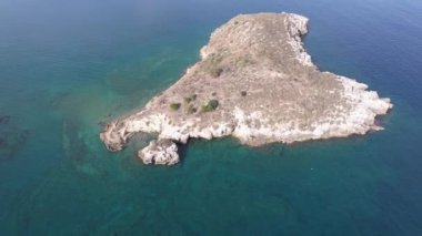 Hava aracı görüntüsü. Yazın Girit, Yunanistan 'da ünlü plaj manzarası. Libya denizinde nehir ve palmiye ağaçları olan ünlü bir sahil. Tropikal ada, Panoramik manzara Girit adasının en güzel plajları