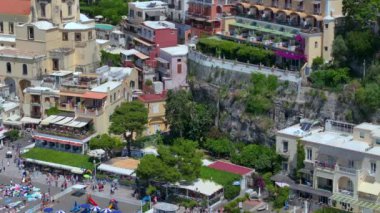 Positano, İtalya 'nın Amalfi Sahili' nde turistik bir yer. Amalfi kıyısındaki ünlü turist beldesinin havadan görünüşü. Yeşil sulu bitki örtüsü, Positano Napoli metropolitan bölgesinde bir köydür.. 