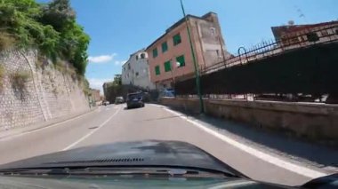 Napoli, İtalya - 2 Ağustos 2023, Amalfi Sahil yollarında araba sürerken, Positano 'nun pitoresk köyünde dar sokaklar boyunca sürerken. Avrupa 'da tatil ve seyahat kavramı. 