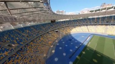 FPV uçuşu, Stadyum. Gece gündüz şehir manzarası. Yukarıdan aydınlık stadyuma kadar oyunlar ve taraftarlarla dolu bir manzara. Stadyum, Kiev, Ukrayna, Futbol stadyumu sahası, futbol arka planı, açık hava sporları 