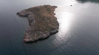 Hava aracı görüntüsü. Yazın Girit, Yunanistan 'da ünlü plaj manzarası. Libya denizinde nehir ve palmiye ağaçları olan ünlü bir sahil. Tropikal ada, Panoramik manzara Girit adasının en güzel plajları