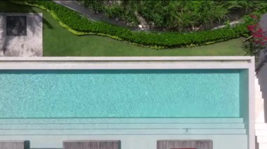 Modern yüzme havuzlu bir evin verandasının insansız hava aracı bakış açısı. Modern Sonsuzluk Havuzu Kaplamalı Taş Teras İnsansız Hava Aracı Doğrudan Görünümün Üzerinde, Modern Mimari Yeşil Enerji Lüks Havuzu ile Sonsuzluk Havuzu Evi