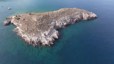 Hava aracı görüntüsü. Yazın Girit, Yunanistan 'da ünlü plaj manzarası. Libya denizinde nehir ve palmiye ağaçları olan ünlü bir sahil. Tropikal ada, Panoramik manzara Girit adasının en güzel plajları