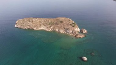 Hava aracı görüntüsü. Yazın Girit, Yunanistan 'da ünlü plaj manzarası. Libya denizinde nehir ve palmiye ağaçları olan ünlü bir sahil. Tropikal ada, Panoramik manzara Girit adasının en güzel plajları
