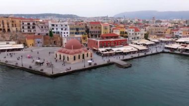Güzel Eski şehir, Yunanistan ve en güzel manzaralı yerler - eski Chania kentinin manzaralı manzarası. Girit adası, eski Venedik limanı ve deniz fenerinin panoramik mavi saat, Seyahat Konseptleri