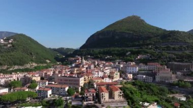 Amalfitana, Salerno, İtalya 'daki Vietnam konsolosu Mare' nin panoramik görüntüsü, Meta di Sorrento 'dan Vietnam konsolosu Mare' ye kadar uzanan Salerno ili 'nin İtalya kıyı yoludur. 