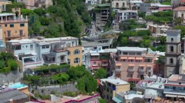 Positano, İtalya 'nın Amalfi Sahili' nde turistik bir yer. Amalfi kıyısındaki ünlü turist beldesinin havadan görünüşü. Yeşil sulu bitki örtüsü, Positano Napoli metropolitan bölgesinde bir köydür.. 
