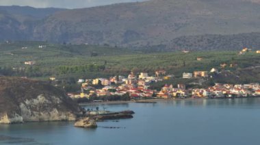 Hava aracı görüntüsü. Yazın Girit, Yunanistan 'da ünlü plaj manzarası. Libya denizinde nehir ve palmiye ağaçları olan ünlü bir sahil. Tropikal ada, Panoramik manzara Girit adasının en güzel plajları