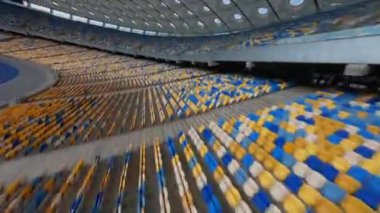 FPV uçuşu, Stadyum. Gece gündüz şehir manzarası. Yukarıdan aydınlık stadyuma kadar oyunlar ve taraftarlarla dolu bir manzara. Stadyum, Kiev, Ukrayna, Futbol stadyumu sahası, futbol arka planı, açık hava sporları 