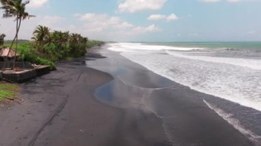 Endonezya, Bali 'de kara plaj. Kum geçmişi. Yaz deniz manzarası, Bali, Endonezya 'da siyah plajlı deniz ve tropikal ada manzarası, yaz manzarası, gün batımında kumsal manzarası.