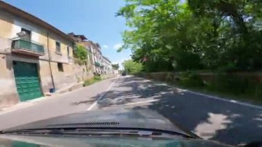 Napoli, İtalya - 2 Ağustos 2023, Amalfi Sahil yollarında araba sürerken, Positano 'nun pitoresk köyünde dar sokaklar boyunca sürerken. Avrupa 'da tatil ve seyahat kavramı. 
