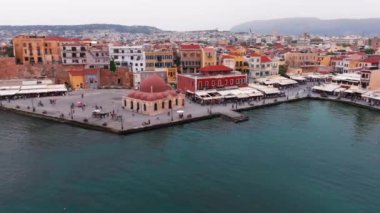 Güzel Eski şehir, Yunanistan ve en güzel manzaralı yerler - eski Chania kentinin manzaralı manzarası. Girit adası, eski Venedik limanı ve deniz fenerinin panoramik mavi saat, Seyahat Konseptleri