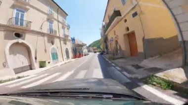 Napoli, İtalya - 2 Ağustos 2023, Amalfi Sahil yollarında araba sürerken, Positano 'nun pitoresk köyünde dar sokaklar boyunca sürerken. Avrupa 'da tatil ve seyahat kavramı. 