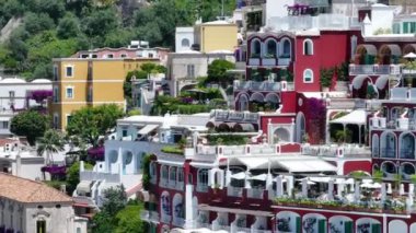 Positano, İtalya 'nın Amalfi Sahili' nde turistik bir yer. Amalfi kıyısındaki ünlü turist beldesinin havadan görünüşü. Yeşil sulu bitki örtüsü, Positano Napoli metropolitan bölgesinde bir köydür.. 