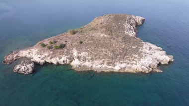 Hava aracı görüntüsü. Yazın Girit, Yunanistan 'da ünlü plaj manzarası. Libya denizinde nehir ve palmiye ağaçları olan ünlü bir sahil. Tropikal ada, Panoramik manzara Girit adasının en güzel plajları
