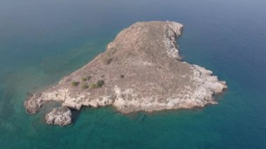 Hava aracı görüntüsü. Yazın Girit, Yunanistan 'da ünlü plaj manzarası. Libya denizinde nehir ve palmiye ağaçları olan ünlü bir sahil. Tropikal ada, Panoramik manzara Girit adasının en güzel plajları