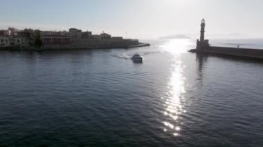 Güzel Eski şehir, Yunanistan ve en güzel manzaralı yerler - eski Chania kentinin manzaralı manzarası. Girit adası, eski Venedik limanı ve deniz fenerinin panoramik mavi saat, Seyahat Konseptleri