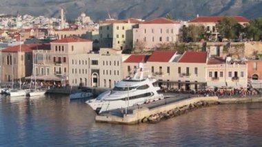 Güzel Eski şehir, Yunanistan ve en güzel manzaralı yerler - eski Chania kentinin manzaralı manzarası. Girit adası, eski Venedik limanı ve deniz fenerinin panoramik mavi saat, Seyahat Konseptleri