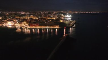 Geceleri Chania kasabası, Deniz feneri, İHA çekimi, Girit, Yunanistan, Chania 'nın muhteşem deniz feneri, Güzel Eski Şehir, Yunanistan ve en güzel manzaralı yerleri ile havadan görünüşü - eski güzel kasaba manzarası 