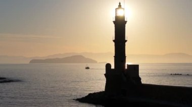 Chania 'nın muhteşem deniz feneri, cami, Venedik tersaneleri Girit, Yunanistan. Deniz fenerine dalgalar çarpıyor, Güzel Yunanistan ve en güzel manzaralı yerler - panorama