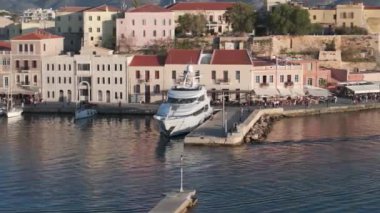 Güzel Eski şehir, Yunanistan ve en güzel manzaralı yerler - eski Chania kentinin manzaralı manzarası. Girit adası, eski Venedik limanı ve deniz fenerinin panoramik mavi saat, Seyahat Konseptleri