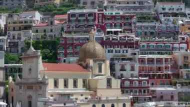 Positano, İtalya 'nın Amalfi Sahili' nde turistik bir yer. Amalfi kıyısındaki ünlü turist beldesinin havadan görünüşü. Yeşil sulu bitki örtüsü, Positano Napoli metropolitan bölgesinde bir köydür.. 