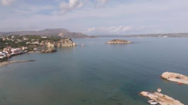 Hava aracı görüntüsü. Yazın Girit, Yunanistan 'da ünlü plaj manzarası. Libya denizinde nehir ve palmiye ağaçları olan ünlü bir sahil. Tropikal ada, Panoramik manzara Girit adasının en güzel plajları