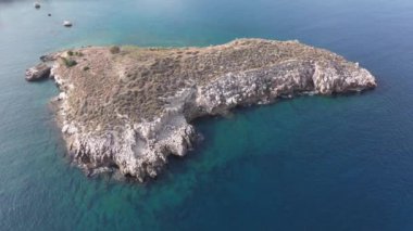 Hava aracı görüntüsü. Yazın Girit, Yunanistan 'da ünlü plaj manzarası. Libya denizinde nehir ve palmiye ağaçları olan ünlü bir sahil. Tropikal ada, Panoramik manzara Girit adasının en güzel plajları