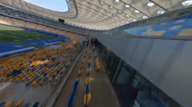 FPV uçuşu, Stadyum. Gece gündüz şehir manzarası. Yukarıdan aydınlık stadyuma kadar oyunlar ve taraftarlarla dolu bir manzara. Stadyum, Kiev, Ukrayna, Futbol stadyumu sahası, futbol arka planı, açık hava sporları 