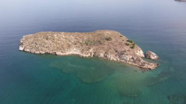 Hava aracı görüntüsü. Yazın Girit, Yunanistan 'da ünlü plaj manzarası. Libya denizinde nehir ve palmiye ağaçları olan ünlü bir sahil. Tropikal ada, Panoramik manzara Girit adasının en güzel plajları