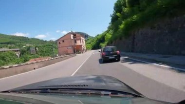 Napoli, İtalya - 2 Ağustos 2023, Amalfi Sahil yollarında araba sürerken, Positano 'nun pitoresk köyünde dar sokaklar boyunca sürerken. Avrupa 'da tatil ve seyahat kavramı. 