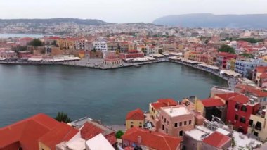 Güzel Eski şehir, Yunanistan ve en güzel manzaralı yerler - eski Chania kentinin manzaralı manzarası. Girit adası, eski Venedik limanı ve deniz fenerinin panoramik mavi saat, Seyahat Konseptleri