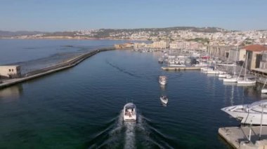 Güzel Eski şehir, Yunanistan ve en güzel manzaralı yerler - eski Chania kentinin manzaralı manzarası. Girit adası, eski Venedik limanı ve deniz fenerinin panoramik mavi saat, Seyahat Konseptleri