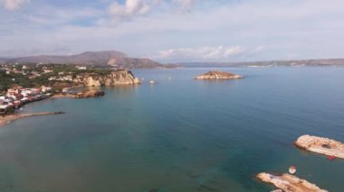 Hava aracı görüntüsü. Yazın Girit, Yunanistan 'da ünlü plaj manzarası. Libya denizinde nehir ve palmiye ağaçları olan ünlü bir sahil. Tropikal ada, Panoramik manzara Girit adasının en güzel plajları
