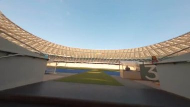 FPV uçuşu, Stadyum. Gece gündüz şehir manzarası. Yukarıdan aydınlık stadyuma kadar oyunlar ve taraftarlarla dolu bir manzara. Stadyum, Kiev, Ukrayna, Futbol stadyumu sahası, futbol arka planı, açık hava sporları 
