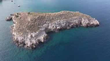 Hava aracı görüntüsü. Yazın Girit, Yunanistan 'da ünlü plaj manzarası. Libya denizinde nehir ve palmiye ağaçları olan ünlü bir sahil. Tropikal ada, Panoramik manzara Girit adasının en güzel plajları