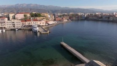 Güzel Eski şehir, Yunanistan ve en güzel manzaralı yerler - eski Chania kentinin manzaralı manzarası. Girit adası, eski Venedik limanı ve deniz fenerinin panoramik mavi saat, Seyahat Konseptleri