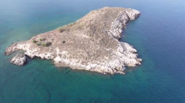 Hava aracı görüntüsü. Yazın Girit, Yunanistan 'da ünlü plaj manzarası. Libya denizinde nehir ve palmiye ağaçları olan ünlü bir sahil. Tropikal ada, Panoramik manzara Girit adasının en güzel plajları
