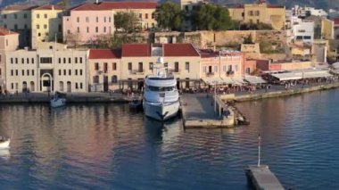 Güzel Eski şehir, Yunanistan ve en güzel manzaralı yerler - eski Chania kentinin manzaralı manzarası. Girit adası, eski Venedik limanı ve deniz fenerinin panoramik mavi saat, Seyahat Konseptleri