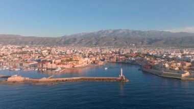 Güzel Eski şehir, Yunanistan ve en güzel manzaralı yerler - eski Chania kentinin manzaralı manzarası. Girit adası, eski Venedik limanı ve deniz fenerinin panoramik mavi saat, Seyahat Konseptleri