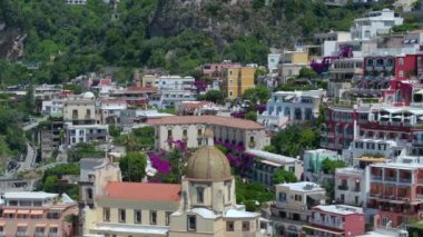 Positano, İtalya 'nın Amalfi Sahili' nde turistik bir yer. Amalfi kıyısındaki ünlü turist beldesinin havadan görünüşü. Yeşil sulu bitki örtüsü, Positano Napoli metropolitan bölgesinde bir köydür.. 