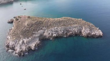 Hava aracı görüntüsü. Yazın Girit, Yunanistan 'da ünlü plaj manzarası. Libya denizinde nehir ve palmiye ağaçları olan ünlü bir sahil. Tropikal ada, Panoramik manzara Girit adasının en güzel plajları