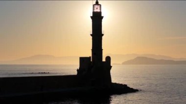 Chania 'nın muhteşem deniz feneri, cami, Venedik tersaneleri Girit, Yunanistan. Deniz fenerine dalgalar çarpıyor, Güzel Yunanistan ve en güzel manzaralı yerler - panorama