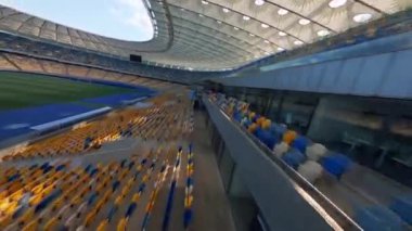 FPV uçuşu, Stadyum. Gece gündüz şehir manzarası. Yukarıdan aydınlık stadyuma kadar oyunlar ve taraftarlarla dolu bir manzara. Stadyum, Kiev, Ukrayna, Futbol stadyumu sahası, futbol arka planı, açık hava sporları 