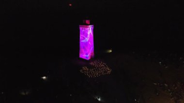 Gece Feneri Rubjerg Knude 'deki deniz fenerinde lazer ışığı gösterisi Danimarka Kuzey Denizi kıyısındaki kum tepeleri klasik tarz Danimarka, Avrupa, Danimarka' nın Güzel Peyzajları 