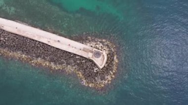 Chania 'nın muhteşem deniz feneri, cami, Venedik tersaneleri Girit, Yunanistan. Deniz fenerine dalgalar çarpıyor, Güzel Yunanistan ve en güzel manzaralı yerler - panorama