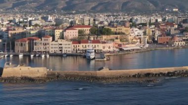 Güzel Eski şehir, Yunanistan ve en güzel manzaralı yerler - eski Chania kentinin manzaralı manzarası. Girit adası, eski Venedik limanı ve deniz fenerinin panoramik mavi saat, Seyahat Konseptleri