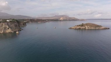 Hava aracı görüntüsü. Yazın Girit, Yunanistan 'da ünlü plaj manzarası. Libya denizinde nehir ve palmiye ağaçları olan ünlü bir sahil. Tropikal ada, Panoramik manzara Girit adasının en güzel plajları
